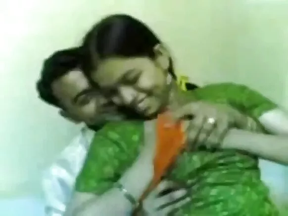 હાર્ડ યુવા tits દબાવવામાં હાર્ડ સેક્સી હિન્દી