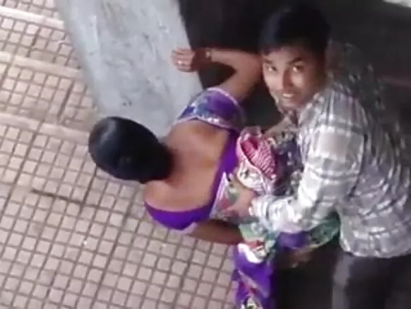 સની લિયોન સેક્સી ખાણ હાથ માસમાં પકડાઈ