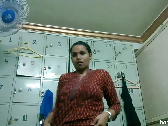 ભરત નેના સેક્સ લીલી કપડાં બદલ્યા પછી નગ્ન