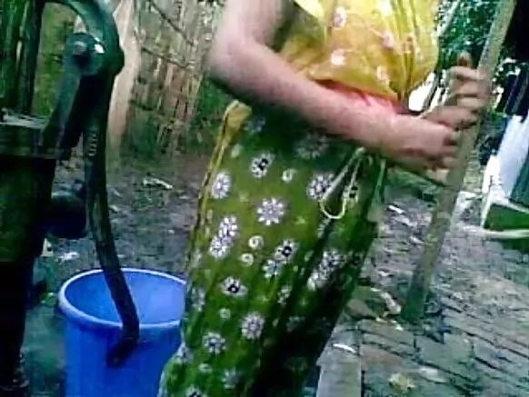 દેશી ગામડાની છોકરી hd sexy movie મોટા સ્તનો સાથે જાહેરમાં નહાતી