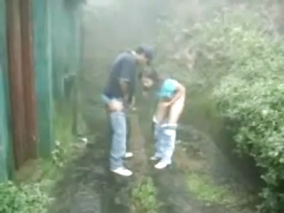 બ્રિટિશ ઇન્ડિયન કપલ fucking in the rain hindi movie video બ્રિટિશ યુગલ લા કોલિના સ્ટેશન પર હુમલો કરે છે