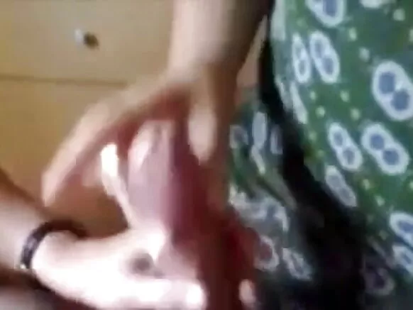 દિલ્હીની ગૃહિણી તેની વહુને સ્ટ્રો આપતી