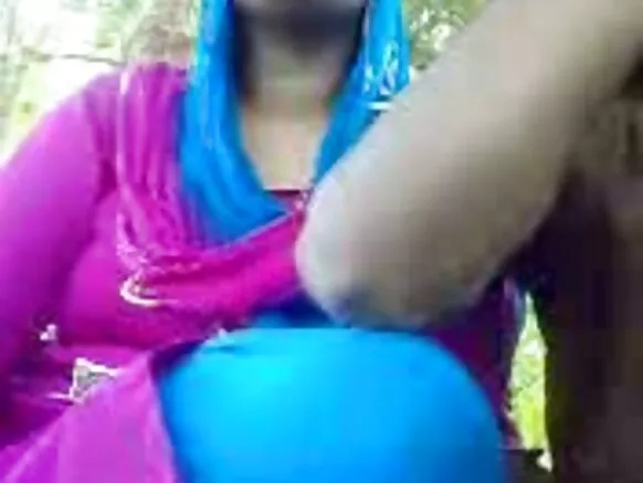 દેશી આંટી એ પાર્ક માં સ્ટ્રો બનાવ્યો desi aunty full sexy in hindi