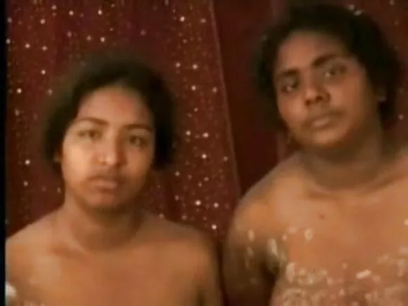 Aunty India 1071 Aunty India સેક્સી ફિલ્મ જોઈ રહી છે