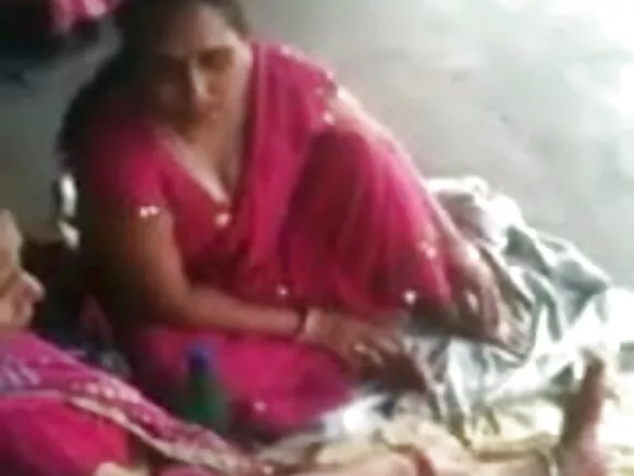 બસ્ટી ટ્રેન સ્ટેશન પર બસ્ટી ઇન્ડિયન MILF 2(o)(o) સેક્સી બીપી વિડિયો