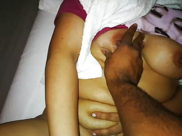 ભારતીય મહિલા તેના હાથથી સ્ટ્રો મસાજ કરતી