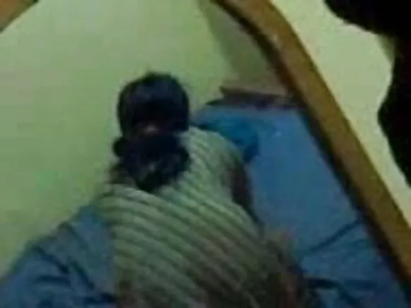 Desi aunty hindi hd sexy movie આંટી તેના પતિ સાથે ગુપચુપ સેક્સ કરતી વિડીયો કેપ્ચર