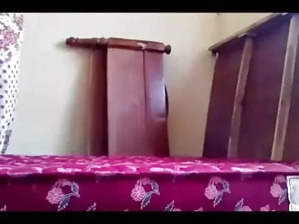 એક વૃદ્ધ માણસની સ્ત્રી એક યુવાન સેક્સી વાદળી દ્વારા fucked મળી