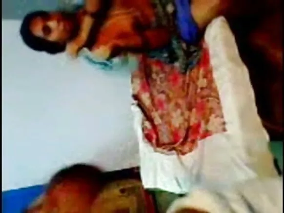 દેશી આંટી ને તેના પતિ ના મિત્ર દ્વારા ચોદતી sexy hindi hd movie