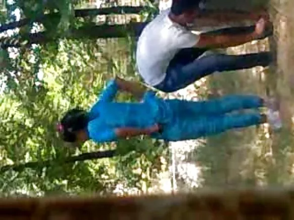 સેક્સી હિન્દી મૂવી પાર્કમાં પ્રેમીઓ બતાવ્યા