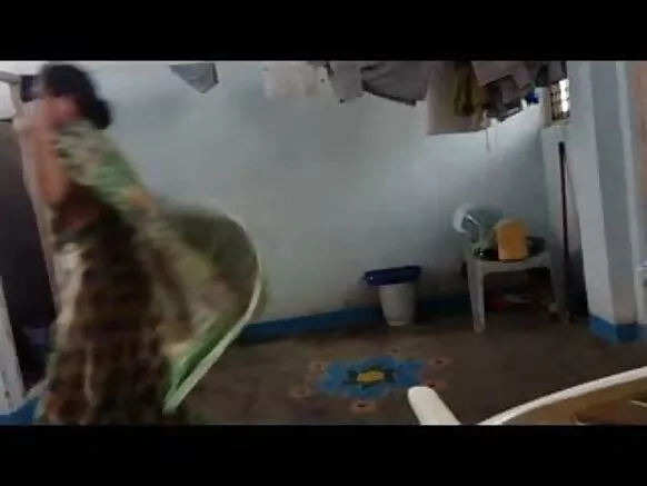 આંટી ભારત ભારતીય અંગ્રેજીમાં સેક્સી વિડિયો મૂવી પહેરીને પકડાઈ