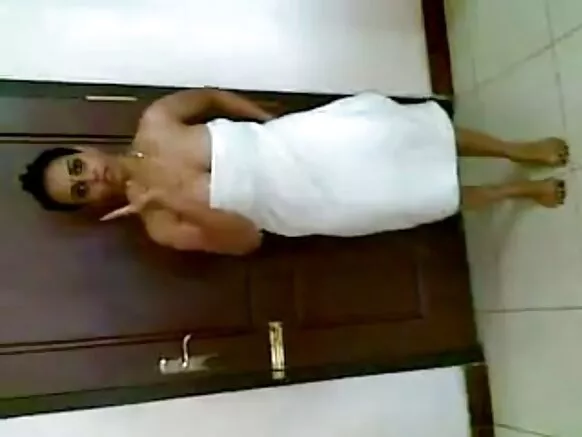 ભારતીય મહિલા સેક્સી મૂવી પરફોર્મ કરે છે